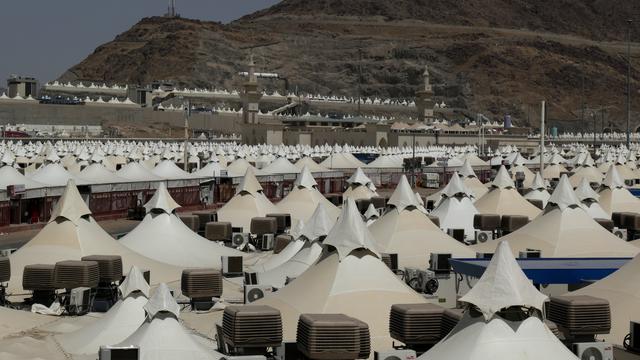Suasana tenda-tenda jemaah haji di Mina. Pemerintah Indonesia tidak memfasilitasi layanan ibadah tarwiyah di Mina pada 8 Zulhijah, sebab saat itu dilakukan pada mobilisasi jemaah ke Arafah untuk wukuf. (FOTO: MCH PPIH ARAB SAUDI 2023)