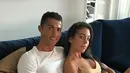 Mereka terlihat sedang bersantai di sebuah sofa dengan cuaca yang begitu cerah, ekspresi kebahagiaan pun terpancar dari sepasang kekasih ini sambil menggendong anak bayinya tersebut. (Instagram/cristiano)