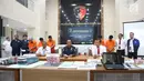 Karopenmas Divisi Humas Polri Brigjen Pol Dedi Prasetyo (tengah) memberikan keterangan saat rilis kasus penipuan jaringan internasional di Bareskrim Polri, Jakarta, Rabu (7/7/2019). (Liputan6.com/Immanuel Antonius)