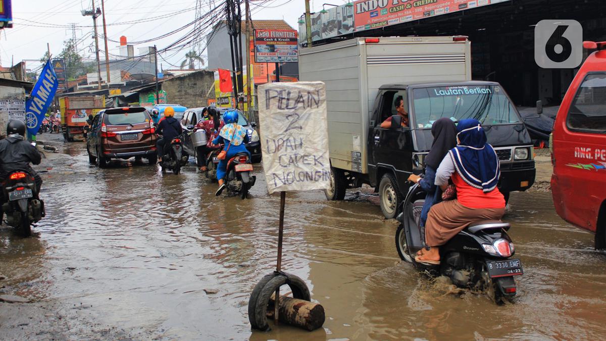 FOTO: Miris, Jalan Raya Pabuaran Citayam Mirip Kubangan - Foto Liputan6.com