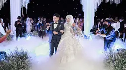 Memilih konsep adat saat akad nikah, Alifhia Fitri dan Reza Surya usung konsep modern saat resepsi pernikahan. Tidak hanya akad nikah, resepsi pernikahan Alifhia dan Reza juga digelar mewah bak kerajaan. Undang Novia Bachmid sebagai bintang tamu, acara resepsi pernikahan pasangan yang dikenal sebagai selebgram dan TikToker ini jadi lebih seru dan berwarna. (Liputan6.com/IG/@alifhiafitri)