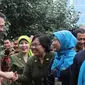 Gubernur DKI Basuki 'Ahok' Tjahaja Purnama (kiri) bersalaman dengan para guru saat meninjau hari pertama pelaksanaan ujian nasional (UN) di SMKN 27 Jakarta, Senin (13/4/2015). (Liputan6.com/Herman Zakharia)