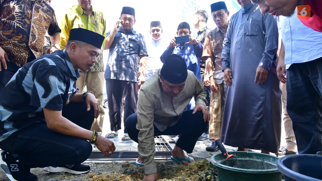 Peletakan batu pertama pembangunan menara Masjid Nurul Ilmi Bone (Liputan6.com/Istimewa)