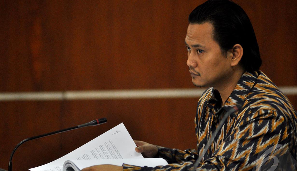 Riefan Avrian mendengarkan keterangan saksi dengan seksama dalam sidang lanjutan kasus Vidiotron, Pengadilan Tipikor, Jakarta, Kamis (13/11/2014)(Liputan6.com/Miftahul Hayat)