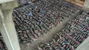 Barisan sepeda listrik dan motor bekas di bawah jembatan tol Nantou Jembatan di Shenzhen, Provinsi Guangdong, China (5/4). Sebagai besar sepeda motor yang di sita ini tidak memenuhi standarisasi kelayakan jalan. .(AFP Photo/China Out)