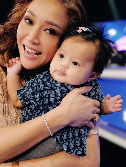 <p>Kata warganet, hafalan nama kakek nenek untuk Ameena jadi bertambah. "Ameena nambah lg apalan nama nya," kata netizen. (Foto: Instagram/ maiaestiantyreal)</p>