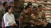 Presiden Jokowi berbincang dengan Dirut Bulog Djarot Kusumayakti (kanan) saat meninjau stok beras di Gudang Bulog, Jakarta, Jumat (2/10). Jokowi melepas secara simbolis 1.034 ton beras untuk 5 kota besar di Indonesia. (Liputan6.com/Faizal Fanani)