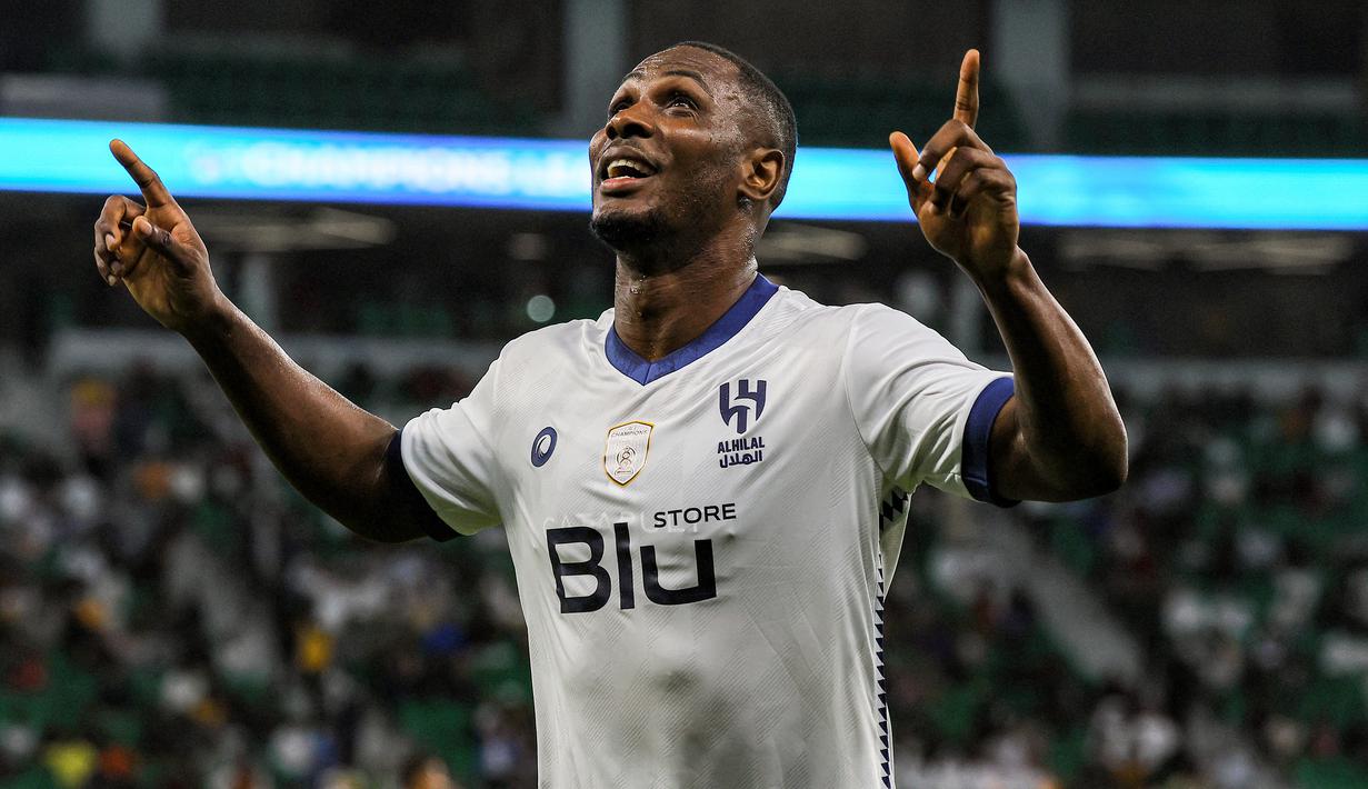 Odion Ighalo. Striker asal Nigeria berusia 33 tahun yang sebelumnya pernah berseragam Manchester United ini telah membela Al-Hilal SFC sejak tengah musim 2021/2022. Di Saudi Pro League 2022/2023, ia telah mencetak 16 gol dan 2 assist dari total 21 laga dan sementara membawa Al-Hilal SFC menduduki posisi ke-4 klasemen sementara. (AFP/Karim Jaafar)