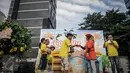 Erni Fitratunissa selaku Kepala Bidang Pelestarian & Tata Lingkungan BPLHD memberikan bibit pohon belimbing kepada peserta Car Free Day disela acara Coolant Star Fruit, Jakarta, Minggu (25/9). (Liputan6.com/Faizal Fanani)