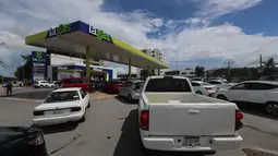 Sejumlah kendaraan mengantre di sebuah SPBU saat Badai Delta mendekati Puerto Morelos, Negara Bagian Quintana Roo, Meksiko, 6 Oktober 2020. Badai Delta diperkirakan akan melanda Negara Bagian Quintana Roo dengan hujan lebat, angin kencang, dan gelombang setinggi 10 meter. (Xinhua/Mauricio Collado)