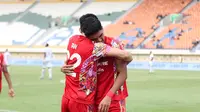 Selebrasi pemain Persis Solo, Ramadhan Sananta (kanan) bersama rekannya, Sutanto Tan setelah mencetak gol pertama timnya ke gawang PSM Makassar pada laga matchday kedua Grup A Piala Presiden 2024 di Stadion Si Jalak Harupat, Soreang, Kabupaten Bandung, Senin (22/7/2024). (Bola.com/Abdul Aziz)