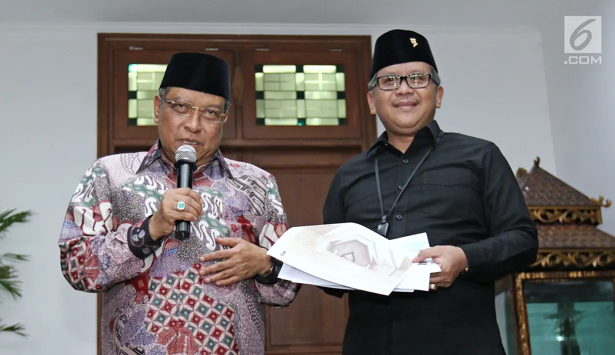 Ketua Umum PBNU Said Aqil Siradj (kiri) dan Sekjen PDI Perjuangan Hasto Kristiyanto (kanan) memberikan keterangan pers membahas pilgub Jatim dan pembangunan masjid Lenteng Agung di Jalan Teuku Umar, Jakarta, Sabtu (14/10). (Liputan6.com/Herman Zakharia)