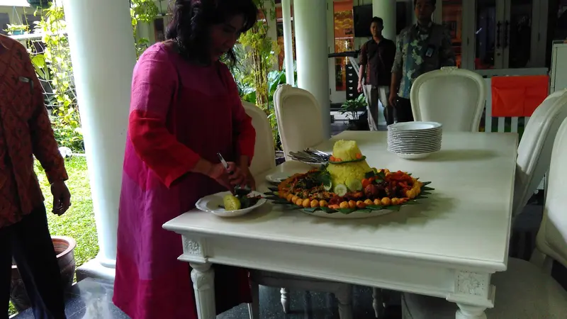 Menteri Susi potong tumpeng (Foto: Fiki/Liputan6.com)