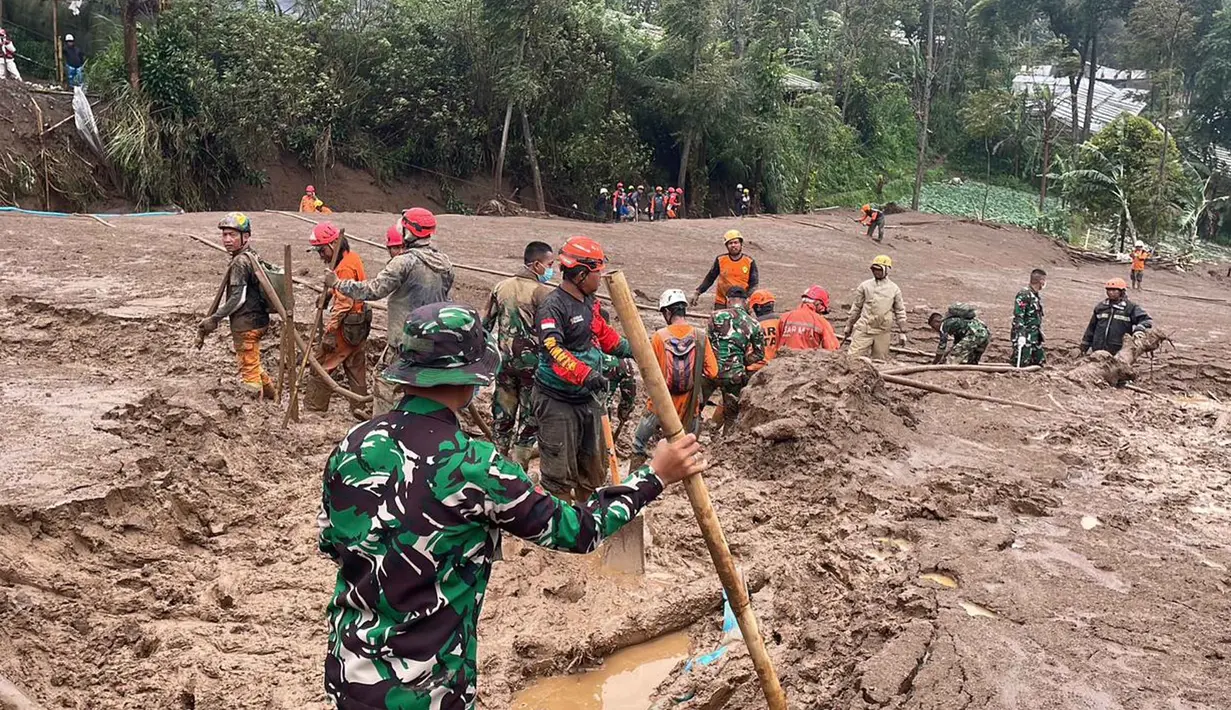 Sementara, korban yang telah berhasil diidentifikasi oleh Tim DVI Polri hingga Selasa 27 Januari 2026 pukul 18.30 WIB berjumlah 38 korban. Tampak dalam foto, tim SAR gabungan saat melakukan upaya pencarian dan penyelamatan korban longsor di Desa Pasirlangu, Cisarua, Kabupaten Bandung Barat, Jawa Barat, Rabu (28/1/2026). (Basarnas)