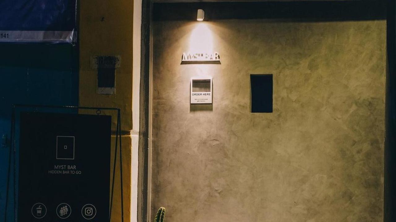 Kedai Minuman Misterius di Bandung, Para Pembeli Dilayani Boneka Tangan