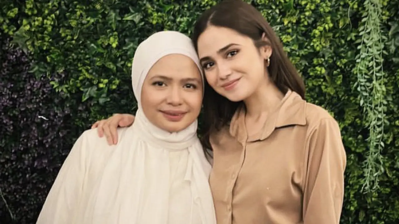 Gaya Busana Serba Cokelat Syifa Hadju