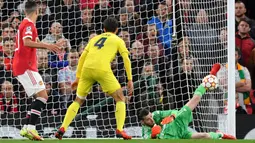 Aksi gemilang David de Gea pada laga melawan Villarreal disoroti oleh Solskjaer. Kiper asal Spanyol itu membuat enam penyelamatan, tiga di antaranya dari peluang berbahaya Villarreal. (AFP/Anthony Devlin)