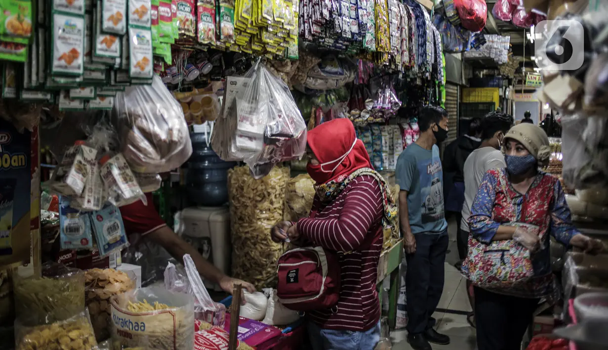 Sejumlah pengunjung mengenakan masker saat berbelanja di Pasar Kebayoran Lama, Jakarta Selatan, Senin (22/6/2020). Pasar Kebayoran Lama kembali buka setelah sebelumnya tutup selama tiga hari sejak 18 Juni 2020 akibat 14 pedagang positif COVID-19. (Liputan6.com/Faizal Fanani)