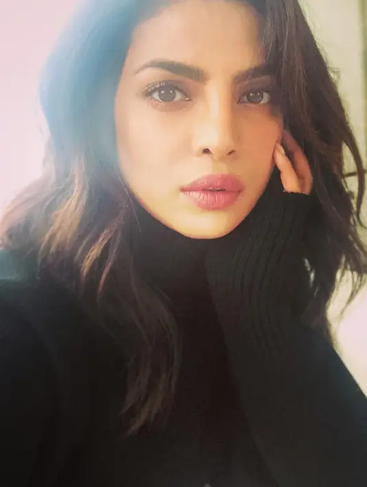 Tidak lengkap rasanya jika Priyanka Chopra tidak masuk dalam daftar artis Bollywood yang punya bibir seksi. Lihat saja, bibir milik Priyanka begitu seksi menawan. (Foto: instagram.com/priyankachopra)