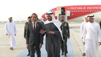 Presiden Joko Widodo (Jokowi) tiba di Bandara Internasional Zayed, Abu Dhabi, Uni Emirat Arab (UEA) pada Selasa, 16 Juli 2024 sekitar pukul 18.30 waktu setempat. Jokowi langsung disambut Presiden PEA Mohammed bin Zayed Al Nahyan (MBZ). (Foto: Muchlis Jr - Biro Pers Sekretariat Presiden)