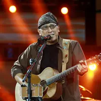 Banyak penyanyi muda yang menyanyikan kembali lagu-lagu milik Iwan Fals di beberapa kesempatan. Tak heran karena lagu-lagu milik pelantun ‘Bento’ ini memang tak diragukan lagi kualitasnya. (Deki Prayoga/Bintang.com)