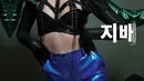 Minzy, mantan member 2NE1 ini tampil dengan harness top dari Diana Putri. (Sumber: Diana Putri)
