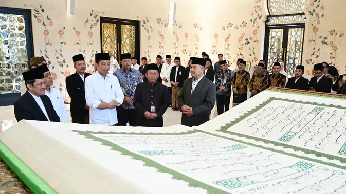 Presiden Jokowi menerima mushaf Al-Qur'an raksasa usai sholat dhuha di Masjid MBZ, Solo, Jawa Tengah. (Foto: Sekretariat Presiden)