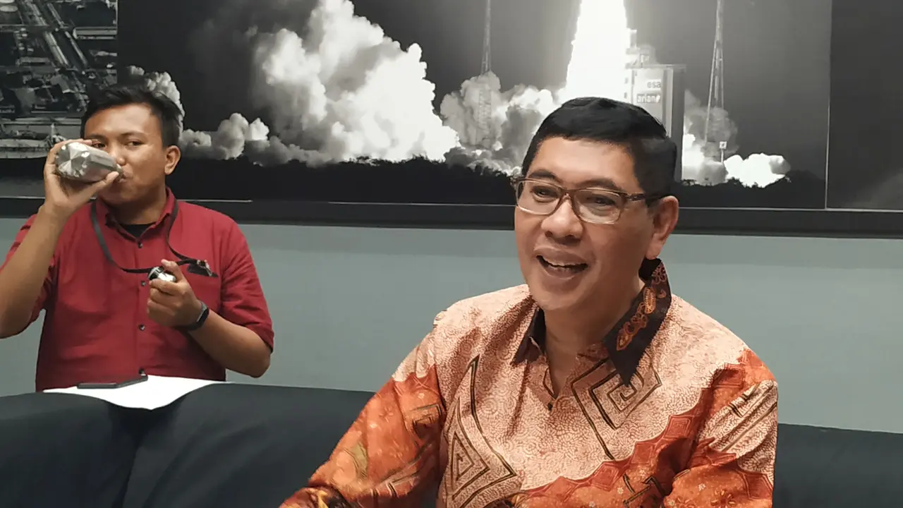 Komisaris independen PT Krakatau Steel (Persero) Roy Maningkas mundur dari jabatannya.
