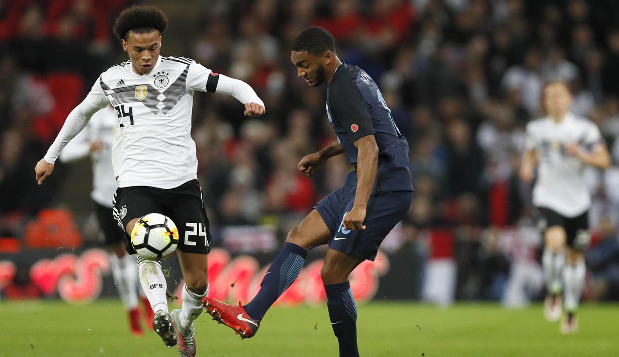 Gelandang Jerman, Leroy Sane, berusaha melewati bek Inggris, Joe Gomez, pada laga persahabatan di Stadion Wembley, London, Jumat (10/11/2017). Kedua negara bermain imbang 0-0. (AP/Kirsty Wigglesworth)