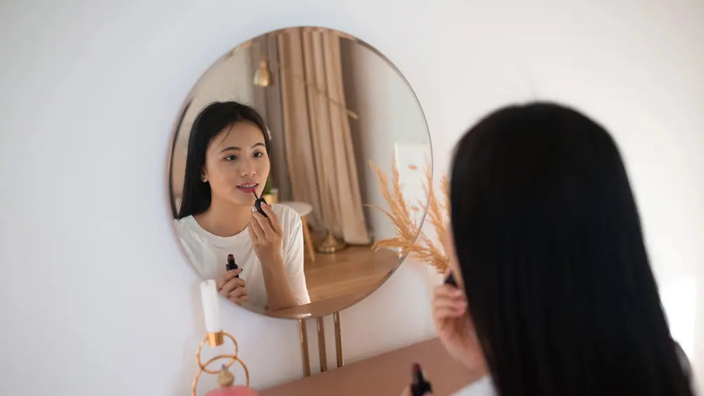 Ilustrasi perempuan menggunakan lip tint. (c) atercorv.gmail.com/Depositphotos