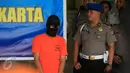 Petugas mengawal tersangka   saat rilis pengungkapan penyayatan di Mapolda DIY, Yogyakarta, (3/5/2016). Tersangka ditangkap beserta barang bukti cuter, pakaian dan sepeda motor miliknya. (Boy Harjanto)