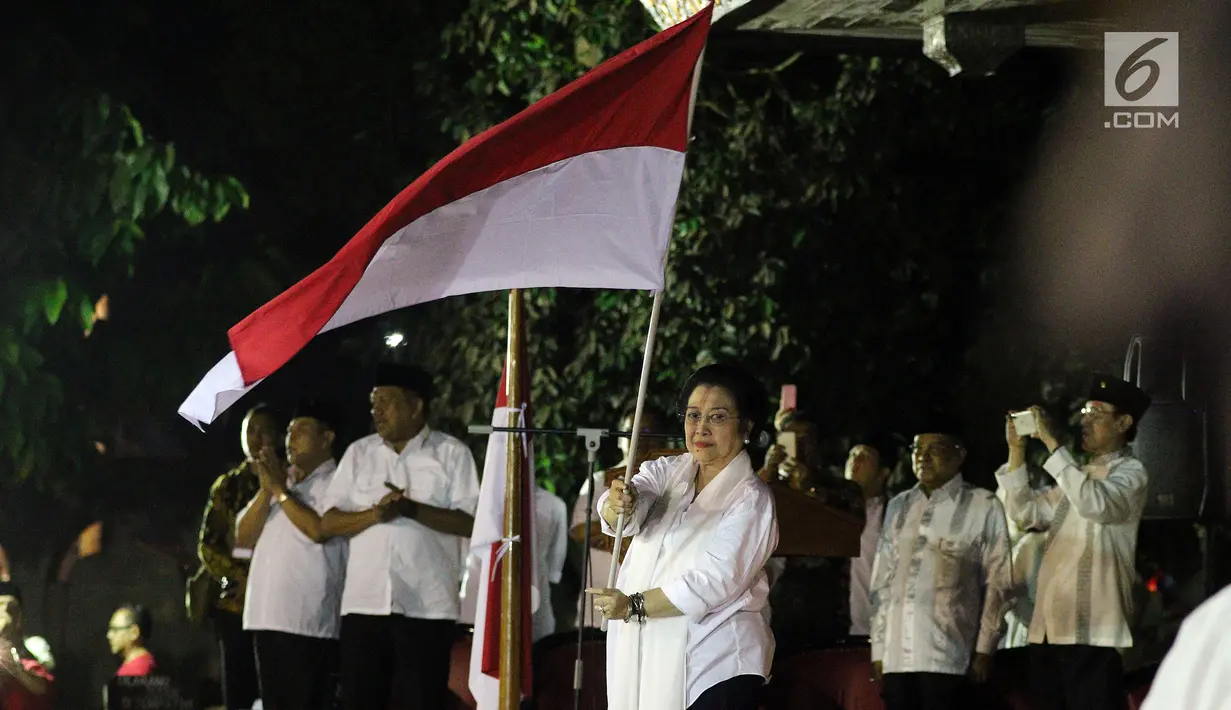 Ketum PDIP Megawati Soekarno Putri mengibarkan bendera Merah Putih di pendopo makam Bung Karno, Kota Blitar, Senin (6/6). PDIP menggelar kegiatan buka puasa bersama dan tarawih dilanjutkan peringatan hari lahir Bung Karno. (Liputan6.com/Johan Tallo)