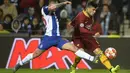 Aksi Diego Perroti pada leg kedua, babak 16 Liga Champions yang berlangsung di Stadion Do Dragao, Porto, Kamis (7/3). AS Roma kalah 1-3 kontra Porto (AFP/Miguel Riopa)