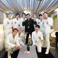 Sembilan member NCT 127, Taeyong, Taeil, Johnny, Yuta, Doyoung, Jaehyun, Jungwoo, Mark, dan Haechan tampil dengan salah satu kostum manggungnya. [IG @jeromepolin]