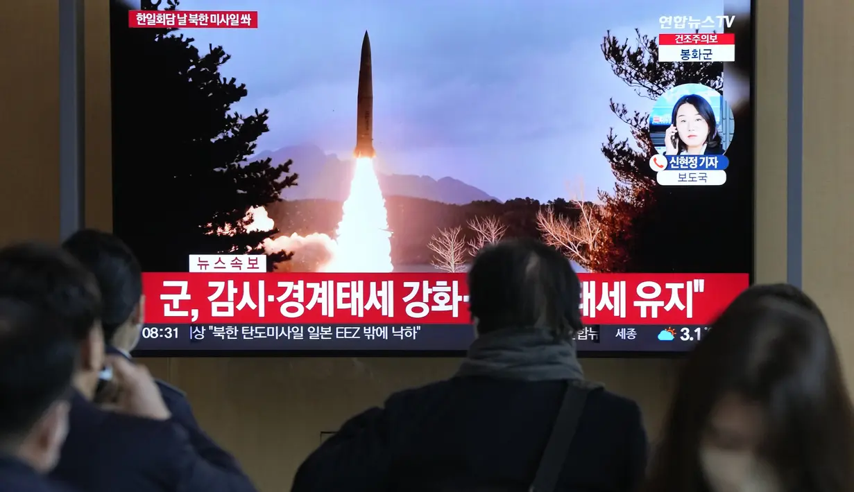Rudal itu terbang sekitar 1.000 kilometer (620 mil) dengan ketinggian maksimum 6.000 kilometer (3.730 mil) selama penerbangan 70 menit, menurut penilaian Korea Selatan dan Jepang. (AP Photo/Ahn Young-joon)