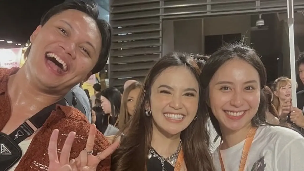 Gaya Selebritis Tanah Air Menyaksikan Konser Bruno Mars di Singapura