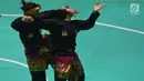 Pasangan pesilat Indonesia, Ayu Sidan Wilantari dan Ni Made Dwiyanti tampil dalam babak final ganda putri pencak silat seni Asian Games 2018 di Padepokan Pencak Silat TMII, Rabu (29/8). Pasangan ini menyabet medali emas. (Merdeka.com/ Imam Buhori)