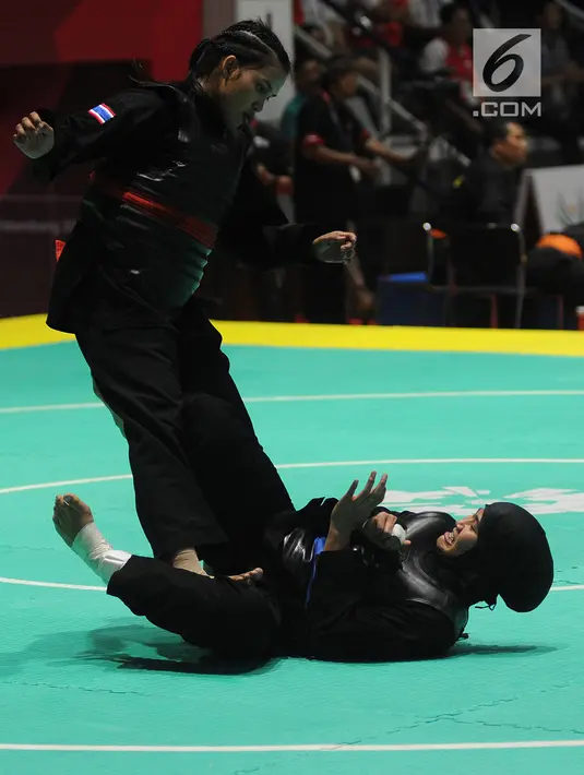 Pesilat Indonesia Pipiet Kamelia saat bertanding melawan A Janejira dari Thailand pada semifinal kelas D 60kg-65kg putri Asian Games 2018 di Padepokan Pencak Silat, TMII, Jakarta, Minggu (26/8). Pipet menang dan melaju ke final. (Merdeka.com/Arie Basuki)