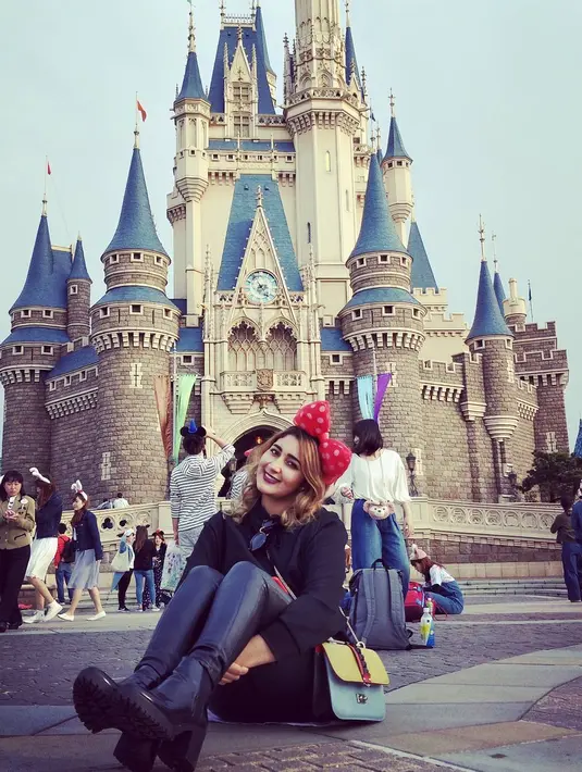 "Namanya laki-laki itu jadi jauh lebih membutuhkan sosok perempuan yang mengurus dia dibandingkan dengan perempuan, kan lebih mandiri ya. Apalagi Tommy Kurniawan kan sibuk, jadi mungkin dia butuh sosok perempuan yang urusi dia," ujar Tania. (tanianadiraa)