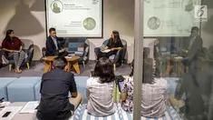 Ketua Board of Trustees Indonesian Diaspora Network Global Dino Patti Djalal (kiri) memberi keterangan terkait kedatangan Mantan Presiden Amerika Serikat Barack Obama saat konferensi pers di Jakarta, Senin (12/6). (Liputan6.com/Faizal Fanani)