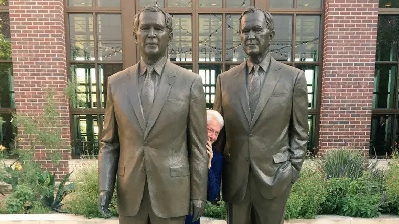 Viral, Foto Kocak Bill Clinton Sembunyi di Antara 'Dua' Bush