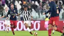 Aksi pemain Juventus, Douglas Costa (tengah) saat melewati adangan para pemain Genoa pada lanjutan Serie A di Allianz stadium, Turin, (22/1/2018). Juventus menang tipis 1-0. (Alessandro Di Marco/ANSA via AP)