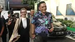 Penyanyi Reza Artamevia (kiri) saat tiba di Pengadilan Negeri Jakarta Selatan, Selasa (9/1). Reza hadir untuk menjadi saksi dari JPU dalam kasus asusila yang menjerat sang mantan guru spiritual, Gatot Brajamusti. (Liputan6.com/Herman Zakharia)