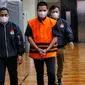 Dadan telah mengenakan rompi oranye khas tahanan KPK dengan tangan diborgol. (Liputan6.com/Angga Yuniar)