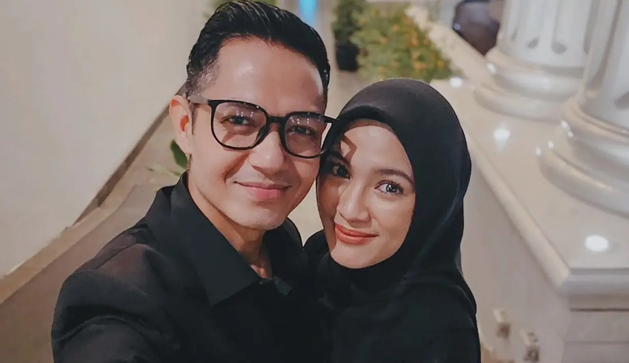 Sebelum berangkat kondangan, Alyssa dan Dude menyempatkan untuk selfie mengabadikan penampilan mereka. Senada dengan Alyssa, Dude tampil dengan setelan jas yang rapi serba hitam. Busana keduanya bisa jadi inspirasi gaya kondangan bersama pasangan. (Liputan6.com/IG/@ichasoebandono)