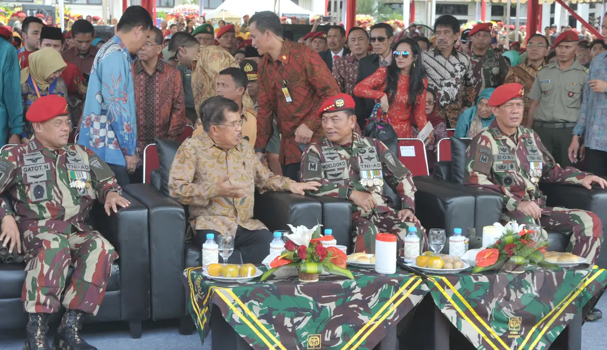 Wapres Jusuf Kalla berbincang dengan Panglima TNI Jenderal TNI Moeldoko saat acara syukuran HUT ke-63 Kopassus di Cijantung, Jakarta, Rabu (29/4/2015). (Liputan6.com/Herman Zakharia)