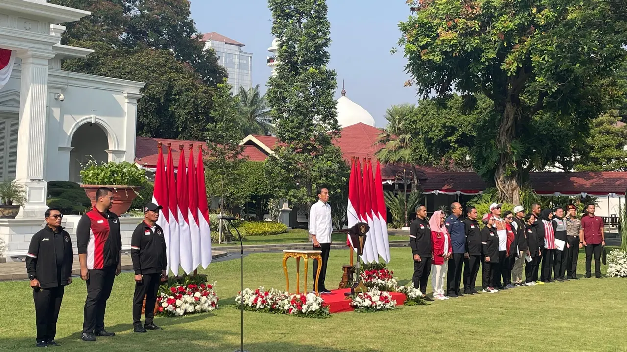 Presiden Jokowi saat menerima atlet dan pelatih Olimpiade Paris di halaman Istana Merdeka, Jakarta, Kamis (15/8/2024). (Liputan6.com/Lizsa Egeham)