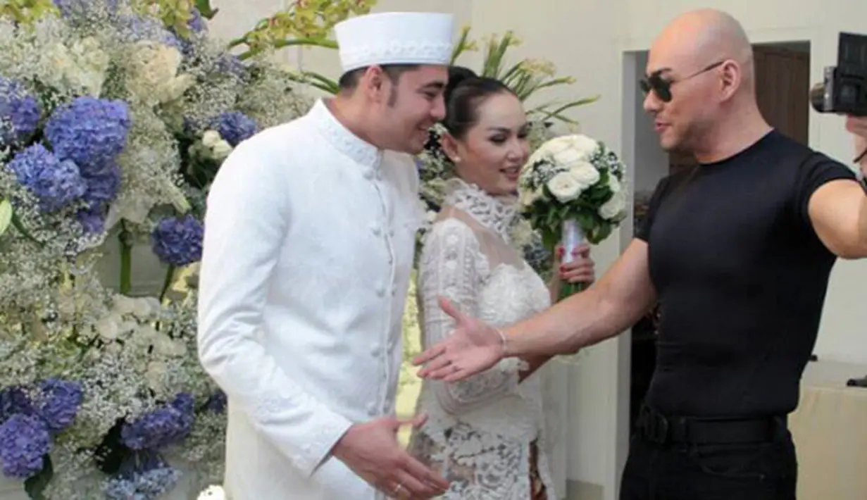 Kalina Oktarani melepas masa jandanya. Mantan istri Deddy Corbuzier itu resmi dipersunting Muhammad Hendrayanto. Akad nikah digelar Jumat (26/7) siang. Tidak banyak tamu yang diundang. (Instagram/kalinaocktaranny)