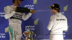 Lewis Hamilton dan Nico Rosberg selalu berpesta dalam empat seri awal ini. (photo by AFP/MARWAN NAAMANI)