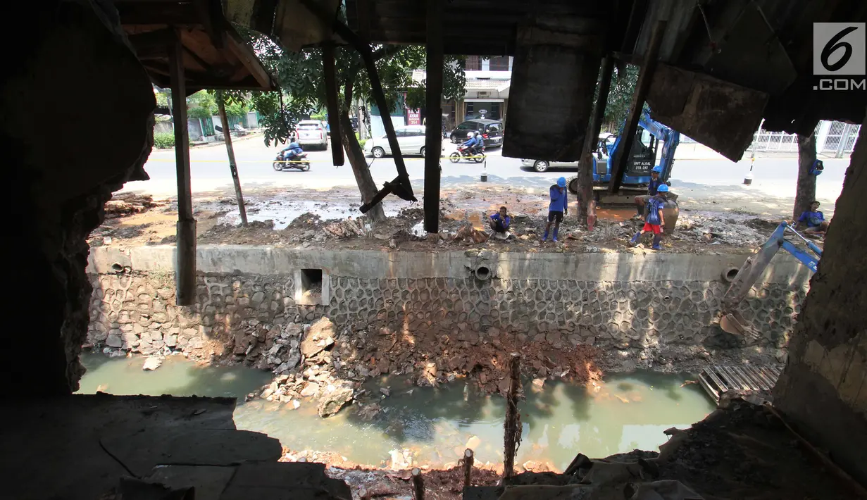 Alat berat dan pasukan biru dari Sudin SDA dikerahkan memperbaiki lokasi longsor di pinggir kali Bintaro Utara, Pesanggrahan, Jakarta, Kamis (20/9). Hujan deras yang melanda kawasan itu mengakibatkan lima rumah terkena longsor. (Liputan6.com/Angga Yuniar)